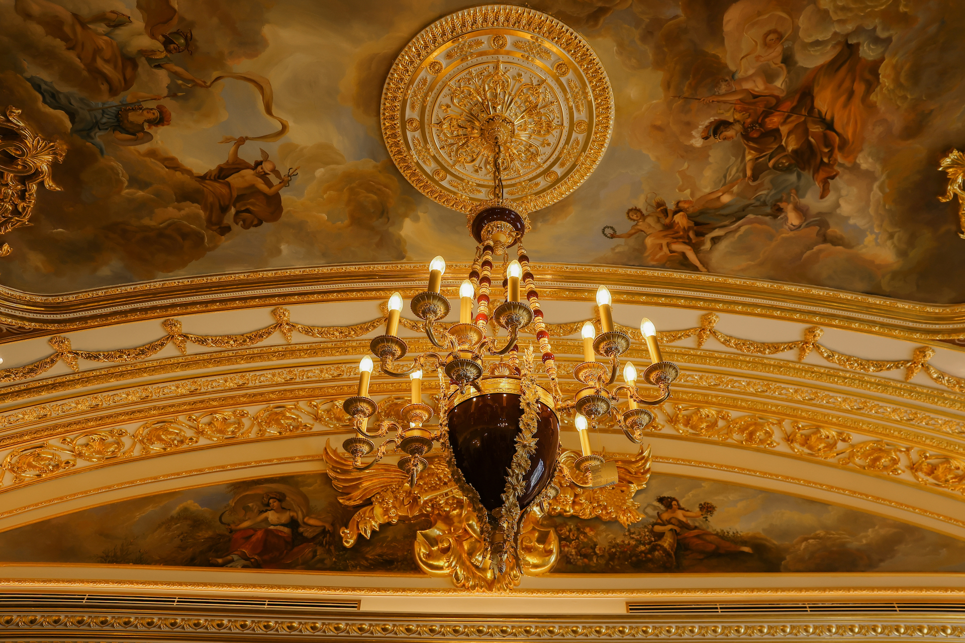 Choáng ngợp với ‘Biệt thự trên không’ dát vàng ở Hồ Tây của đại gia làng thẩm mỹ Phượng Hồng Kông-13