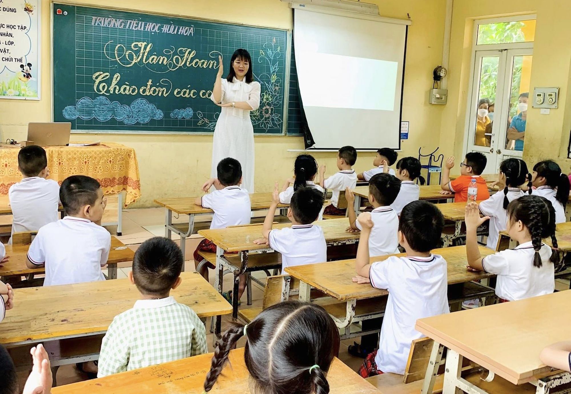 Phụ huynh bịa chuyện trường ép tặng điều hoà, máy chiếu-1