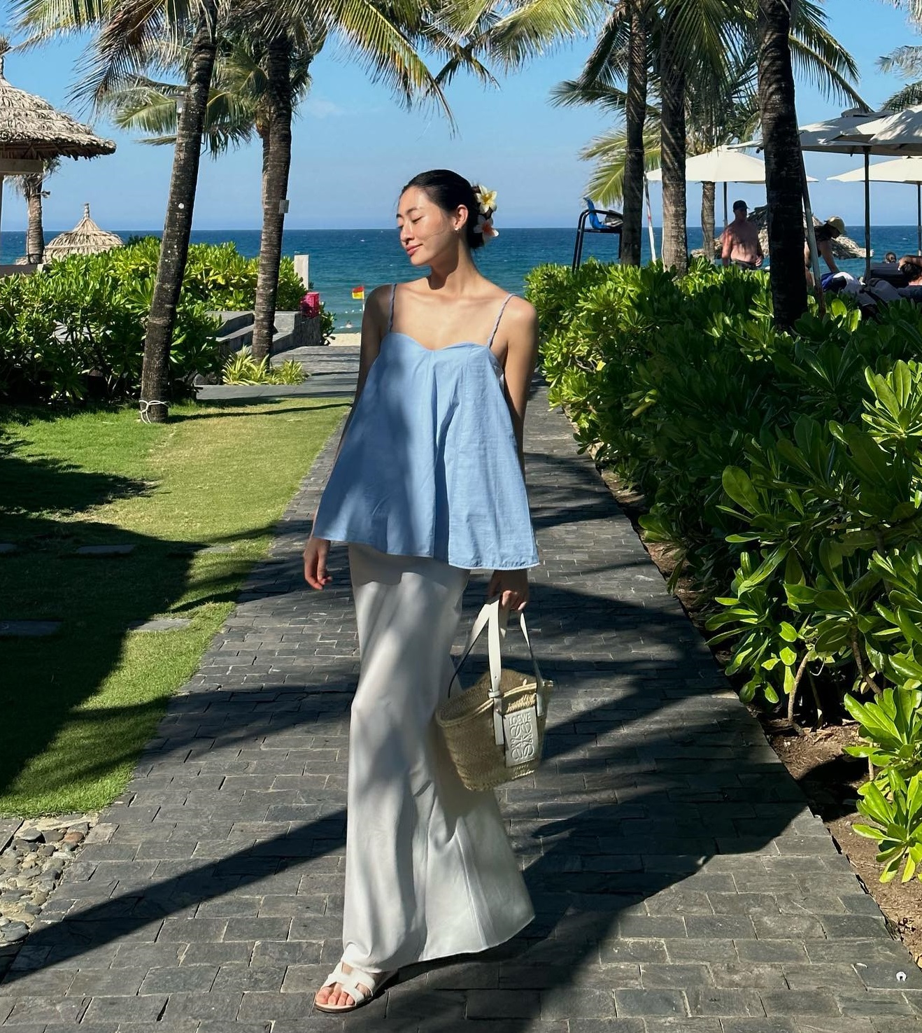 Phong cách sành điệu từ dạo phố tới đi du lịch của Lương Thùy Linh-1