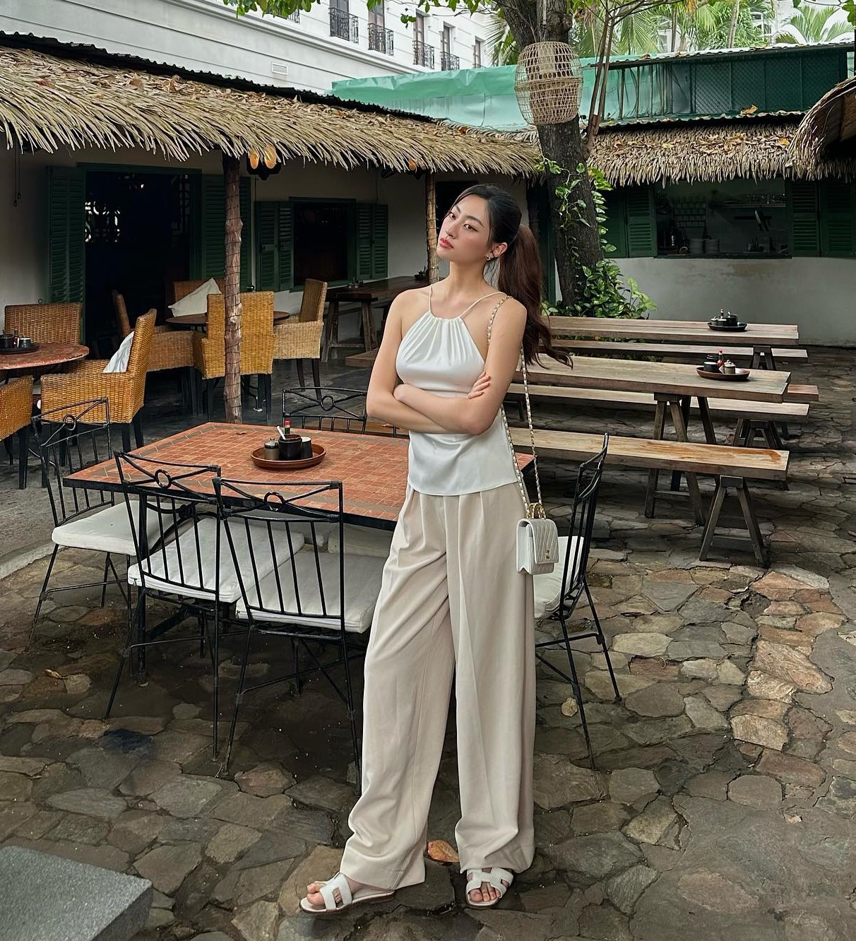 Phong cách sành điệu từ dạo phố tới đi du lịch của Lương Thùy Linh-2