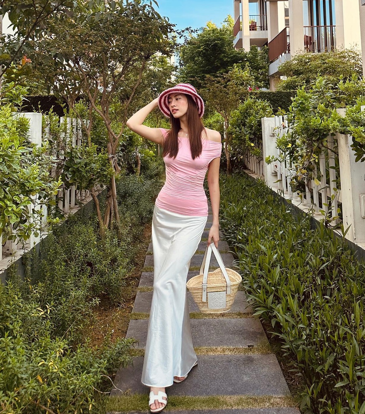 Phong cách sành điệu từ dạo phố tới đi du lịch của Lương Thùy Linh-5