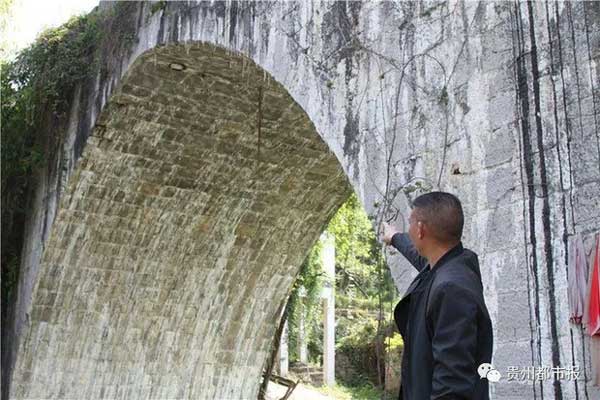 Thanh kiếm treo dưới cây cầu cổ, vì sao hơn 170 năm không ai dám lấy cắp?-3