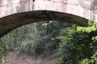 Thanh kiếm treo dưới cây cầu cổ, vì sao hơn 170 năm không ai dám lấy cắp?