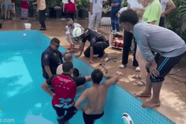 Cảnh sát dùng thang dây cứu thanh niên rơi từ mặt cầu Chương Dương xuống đất-2