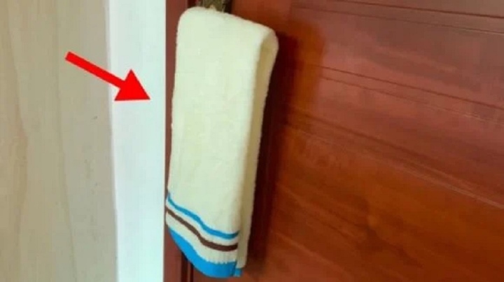 Tại sao nên treo khăn ướt trên tay nắm cửa ở khách sạn?-1