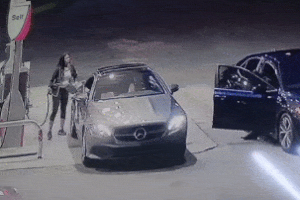 Clip: Mẹ bị cướp giữa phố, con trai lao tới đánh nhau với tên côn đồ-1