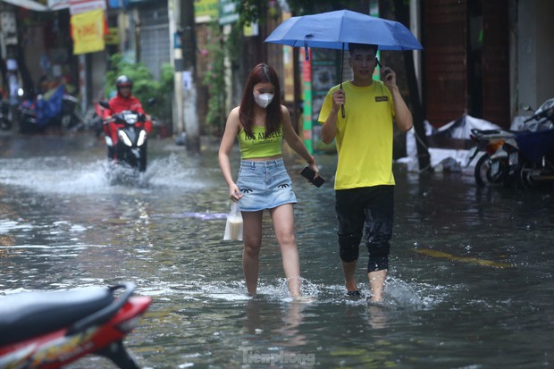 Mưa trắng trời, nhiều tuyến phố Hà Nội ngập sâu nửa mét-15