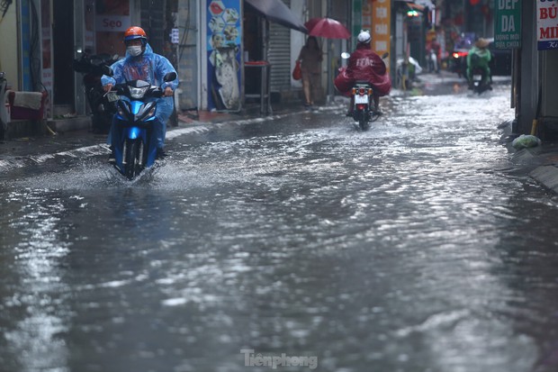 Mưa trắng trời, nhiều tuyến phố Hà Nội ngập sâu nửa mét-24