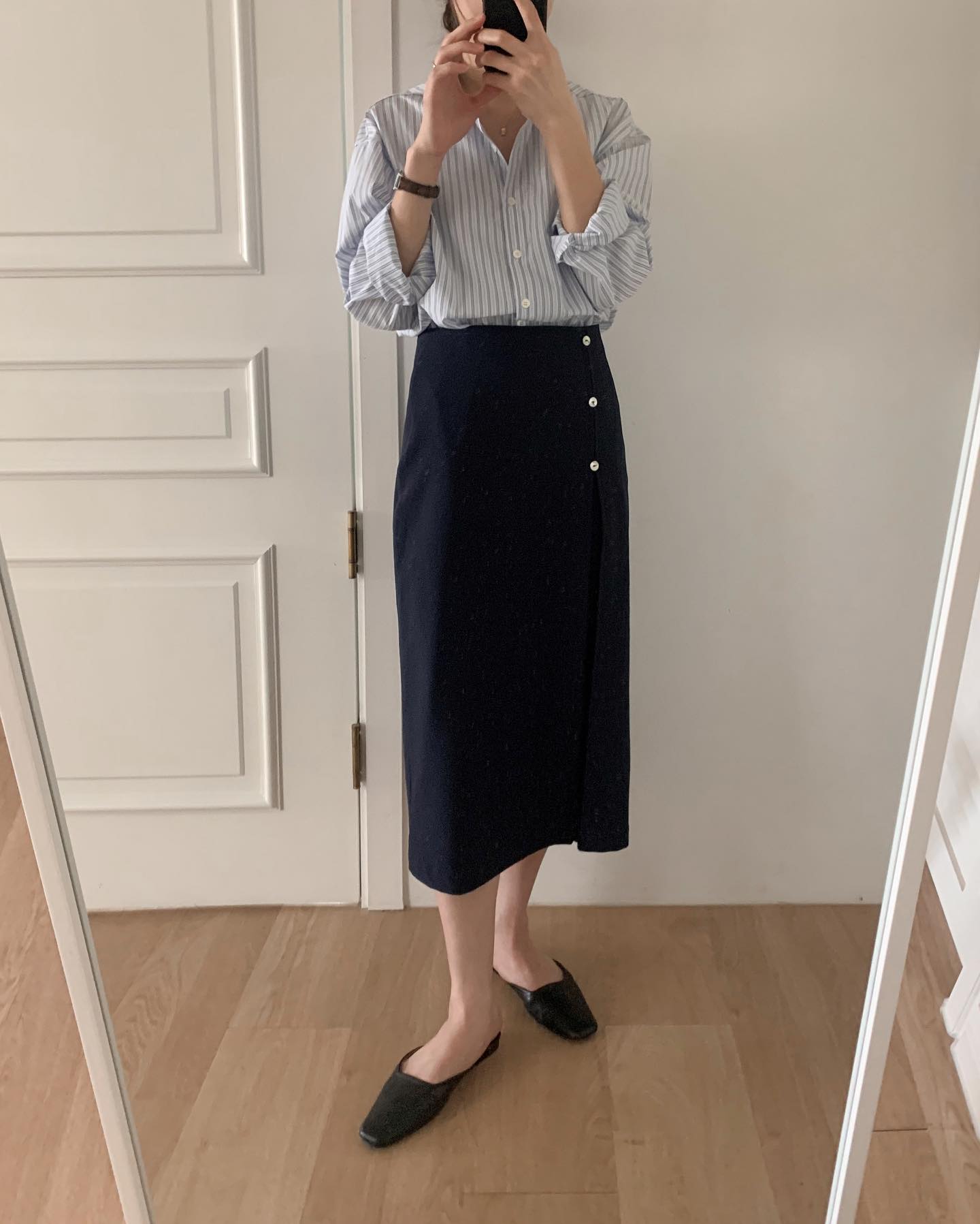 Vì sao nên sắm chân váy suông cho tủ đồ mùa thu?-2