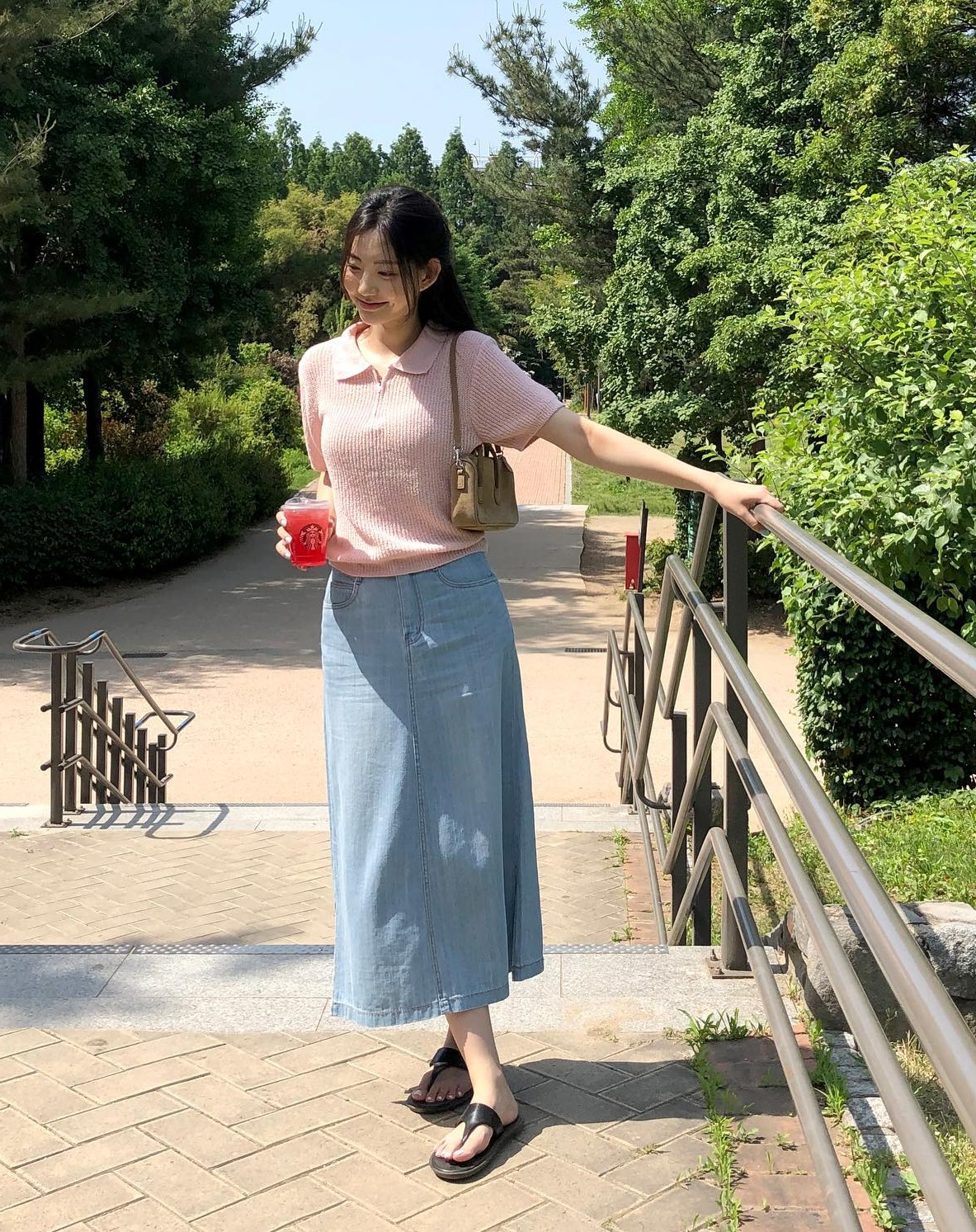 Vì sao nên sắm chân váy suông cho tủ đồ mùa thu?-4