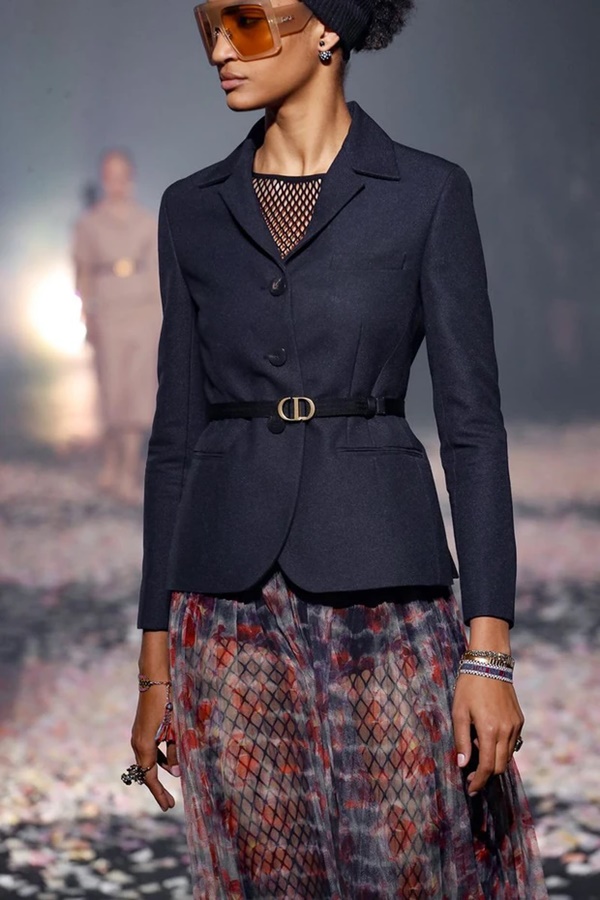 Đặng Thu Thảo mắc lỗi khi diện đồ đắt đỏ-3