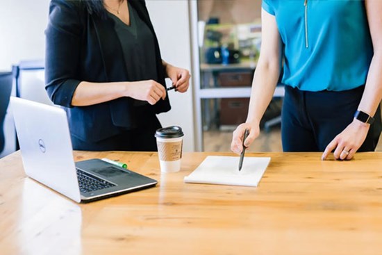 Cuối tuần sếp vẫn giao việc, người thường tìm mọi cách “thoái thác”, người EQ cao có cách ghi điểm tuyệt đối