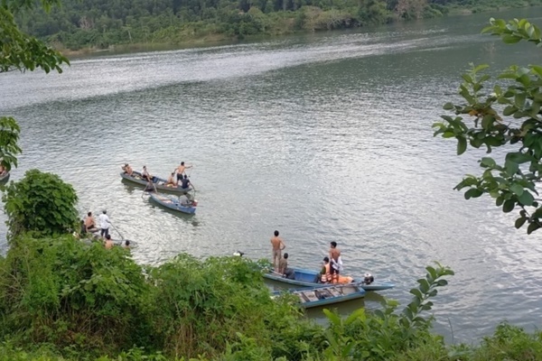 Lật ghe chở 8 người trên lòng hồ thủy điện ở Quảng Nam: Tìm thấy thi thể nạn nhân mất tích-1