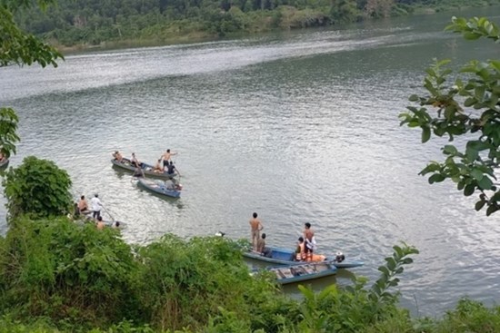 Lật ghe chở 8 người trên lòng hồ thủy điện ở Quảng Nam: Tìm thấy thi thể nạn nhân mất tích