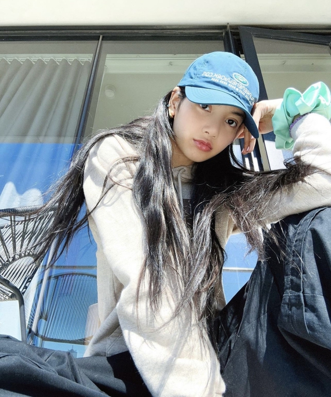 Lisa từ cool ngầu hoá bánh bèo sau tin đồn hẹn hò, mạnh dạn khoe dáng khác hẳn trước kia-2