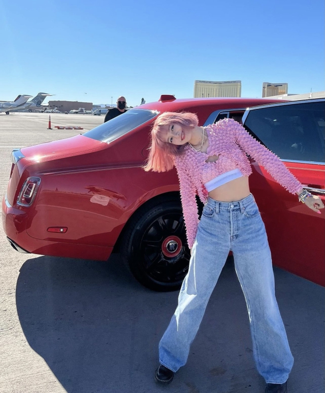 Lisa từ cool ngầu hoá bánh bèo sau tin đồn hẹn hò, mạnh dạn khoe dáng khác hẳn trước kia-3