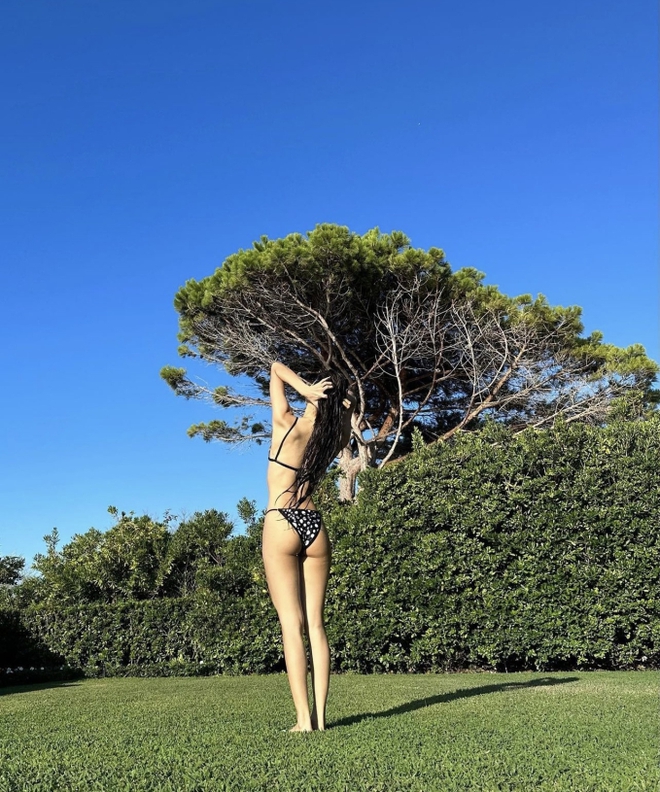 Lisa từ cool ngầu hoá bánh bèo sau tin đồn hẹn hò, mạnh dạn khoe dáng khác hẳn trước kia-13