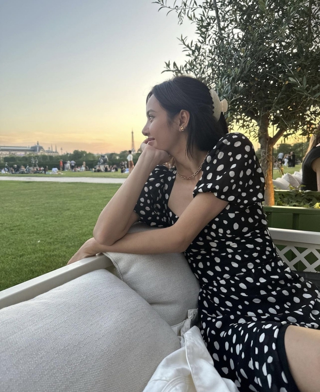 Lisa từ cool ngầu hoá bánh bèo sau tin đồn hẹn hò, mạnh dạn khoe dáng khác hẳn trước kia-8