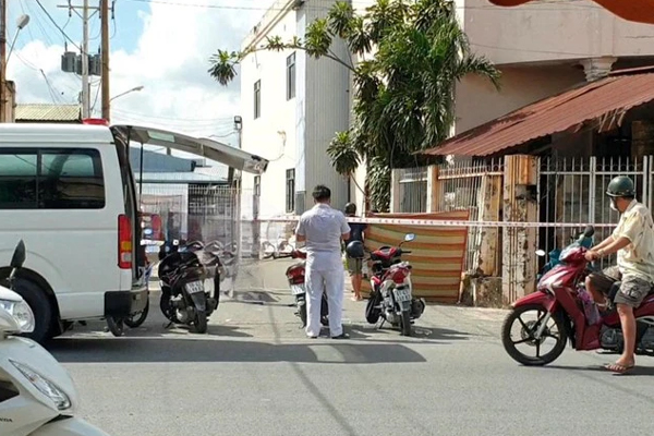 Kinh hoàng phát hiện thi thể treo lơ lửng bên hàng rào công ty-1