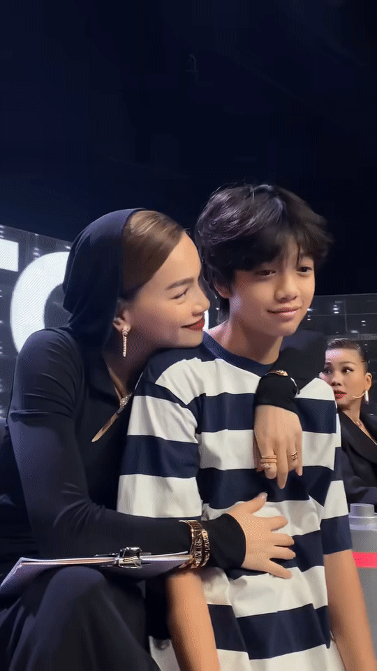 Theo mẹ Hồ Ngọc Hà đi làm, Subeo gây chú ý vì diện mạo điển trai nổi bật-1