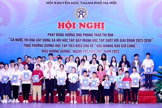 Thi đua xây dựng, đẩy mạnh học tập suốt đời