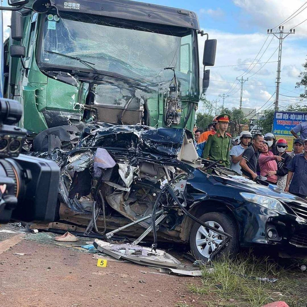 Công an điều tra vụ ô tô của CLB HAGL kẹp giữa 2 xe tải làm 3 người tử nạn-1