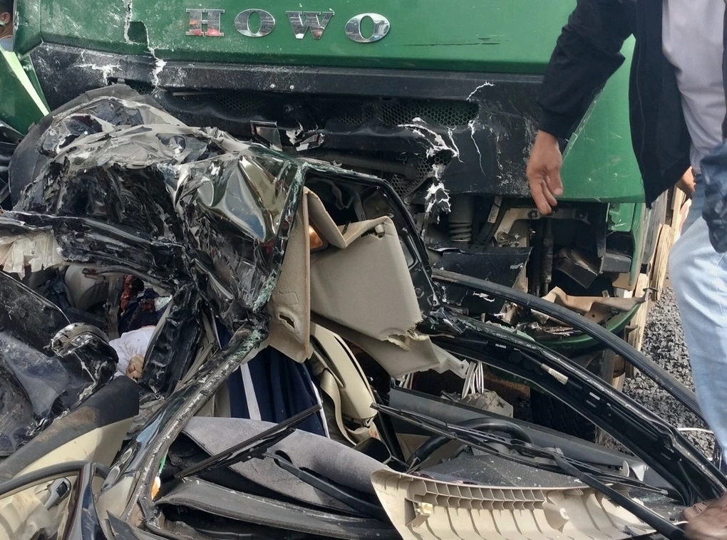 Công an điều tra vụ ô tô của CLB HAGL kẹp giữa 2 xe tải làm 3 người tử nạn-3
