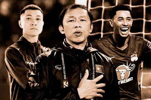 Chiếc Mercedes mất lái đâm sầm vào gara, tài xế vừa xuống xe đã làm ngay 1 hành động gây chú ý-4