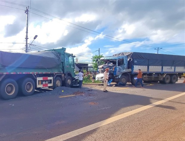 Xe tải tông 2 lần khiến ôtô của CLB HAGL gặp nạn, 3 người tử vong-2