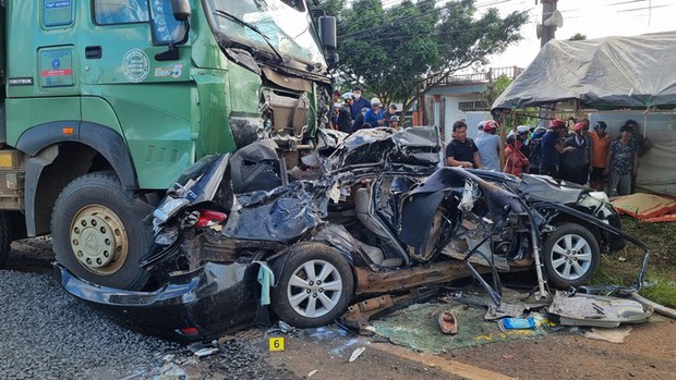 Xe tải tông 2 lần khiến ôtô của CLB HAGL gặp nạn, 3 người tử vong-1
