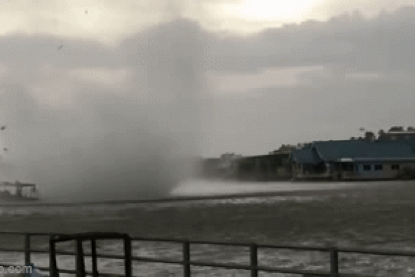 Trận lốc xoáy kinh hoàng tấn công thành phố khiến 1 người thiệt mạng-1