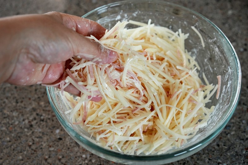 Cách làm bánh pizza khoai tây vừa nhanh vừa lạ miệng-4