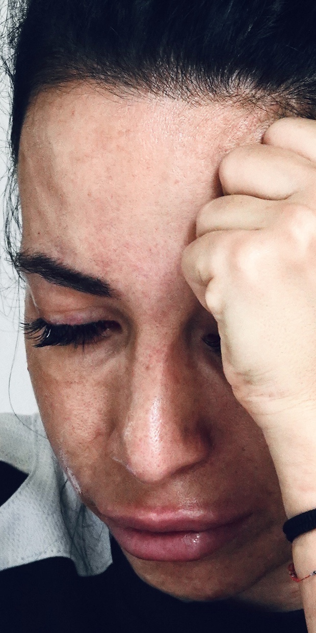 Vợ ngoại binh HAGL bật khóc, đau thương khi mọi người đến viếng chồng-4