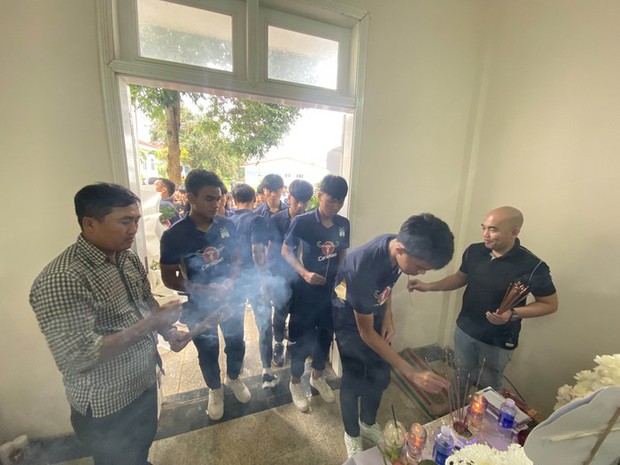 Vợ ngoại binh HAGL bật khóc, đau thương khi mọi người đến viếng chồng-8