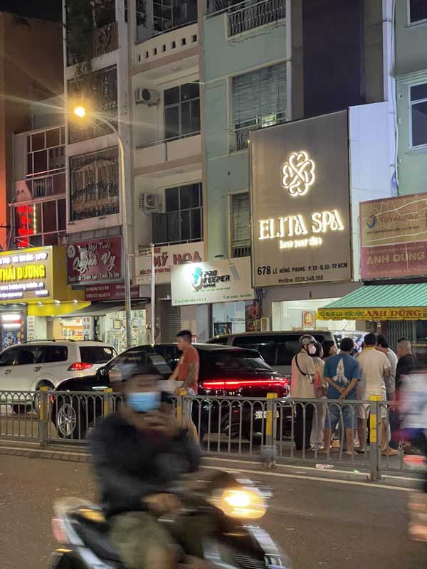 Tông đuôi xe Porsche, nam shipper ở TPHCM quỳ gối van xin trong bất lực-2