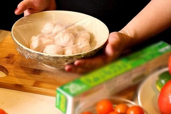 Bác sĩ chỉ ra sai lầm khi sử dụng màng bọc thực phẩm tăng nguy cơ ung thư, trẻ dậy thì sớm