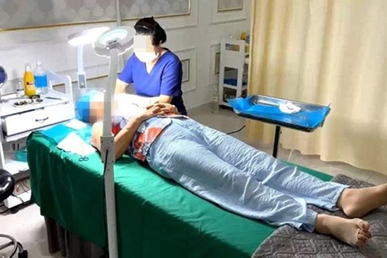 Cơ sở thẩm mỹ để nhân viên lao công phẫu thuật căng da mặt cho khách