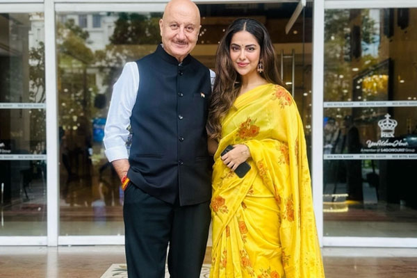 Cô Dâu 8 Tuổi đến Việt Nam dự lễ hội, nhan sắc qua cam thường lột xác ngỡ ngàng sau 15 năm-1