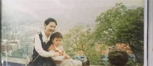 Nhận được cuộc gọi từ số lạ, bà mẹ đau khổ khi phát hiện chân tướng về đứa con trai mình nuôi 23 năm-4