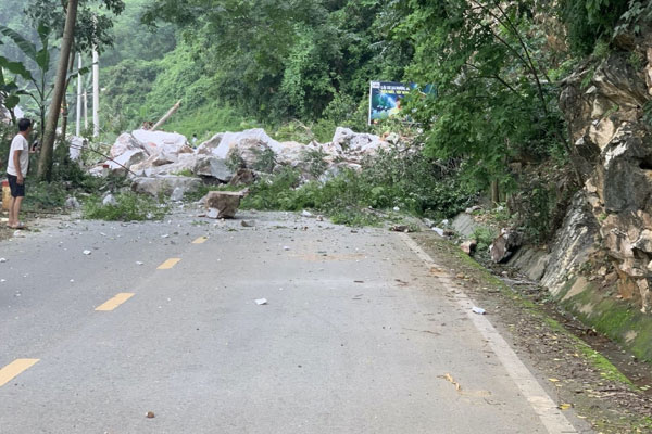 Clip: Sạt lở kinh hoàng, tài xế ô tô hoảng hốt lùi xe thoát thân-1
