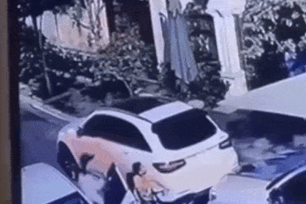 Người đàn ông đi ô tô bắt cóc bé trai ngay giữa Hà Nội