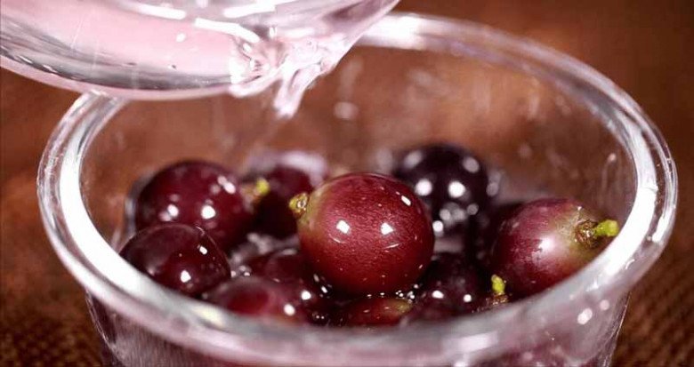 Rửa nho bằng nước muôn đời bẩn, cứ thêm 2 thứ này, đất cát và sâu bọ tự bò ra, yên tâm ăn-4