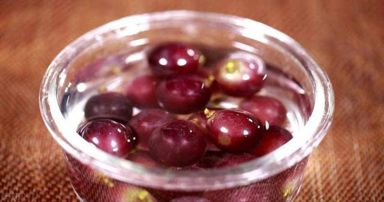 Rửa nho bằng nước muôn đời bẩn, cứ thêm 2 thứ này, đất cát và sâu bọ tự bò ra, yên tâm ăn-5