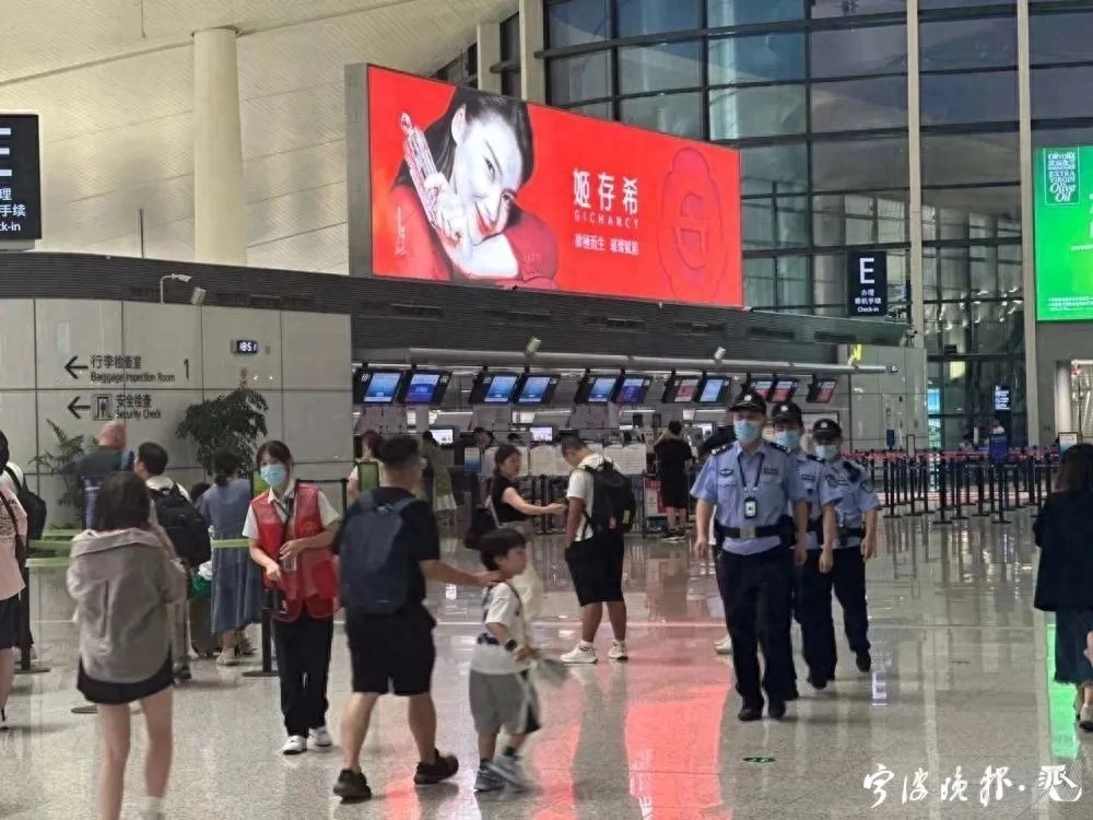 Phạt con gái 9 tuổi bằng cách bỏ rơi con ở sân bay-1