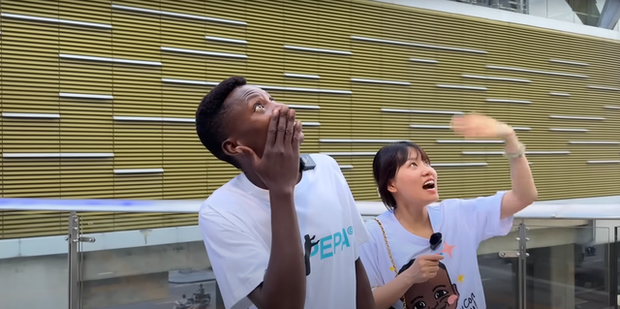 Chàng trai châu Phi ăn 4 quả trứng vịt lộn, phát biểu hài hước khi lần đầu ngồi tàu điện trên cao-4