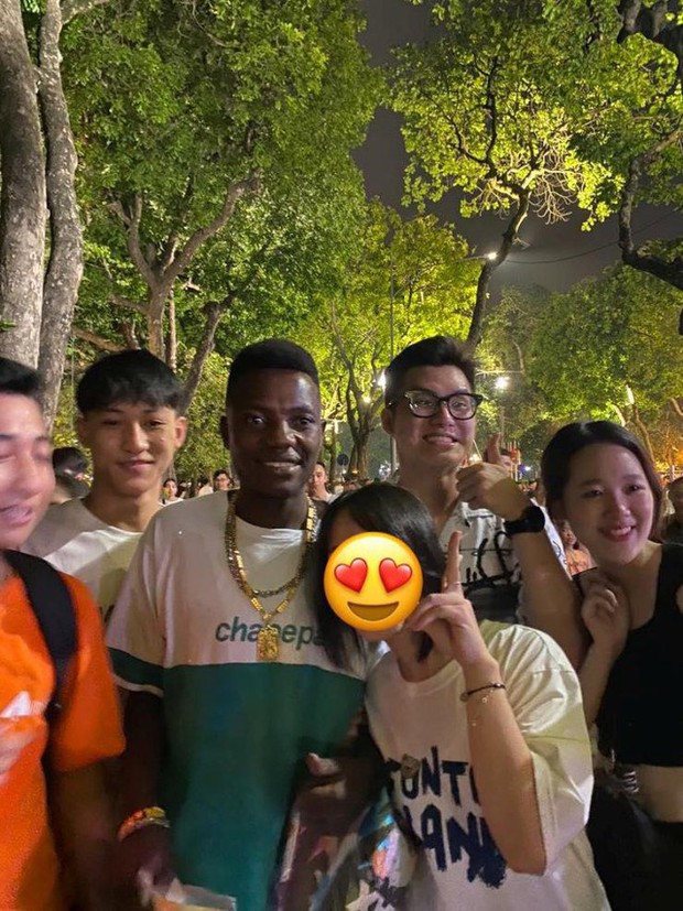 Chàng trai châu Phi ăn 4 quả trứng vịt lộn, phát biểu hài hước khi lần đầu ngồi tàu điện trên cao-7