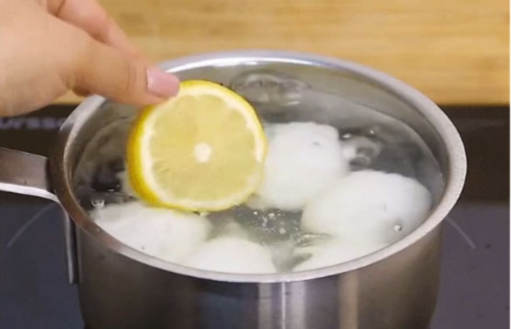 Adding slices of fresh lemon to the boiling pot of eggs can be beneficial-2