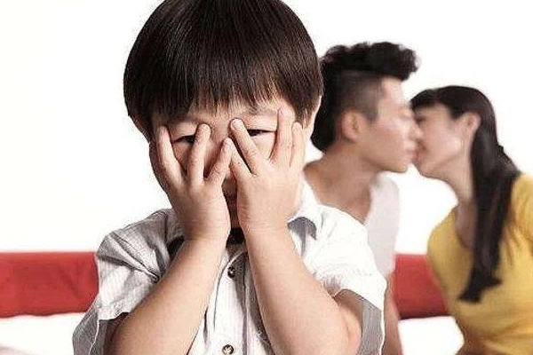 Nên làm gì khi con bắt gặp bố mẹ làm chuyện ấy, đây là cách hóa giải sự ngại ngùng-1