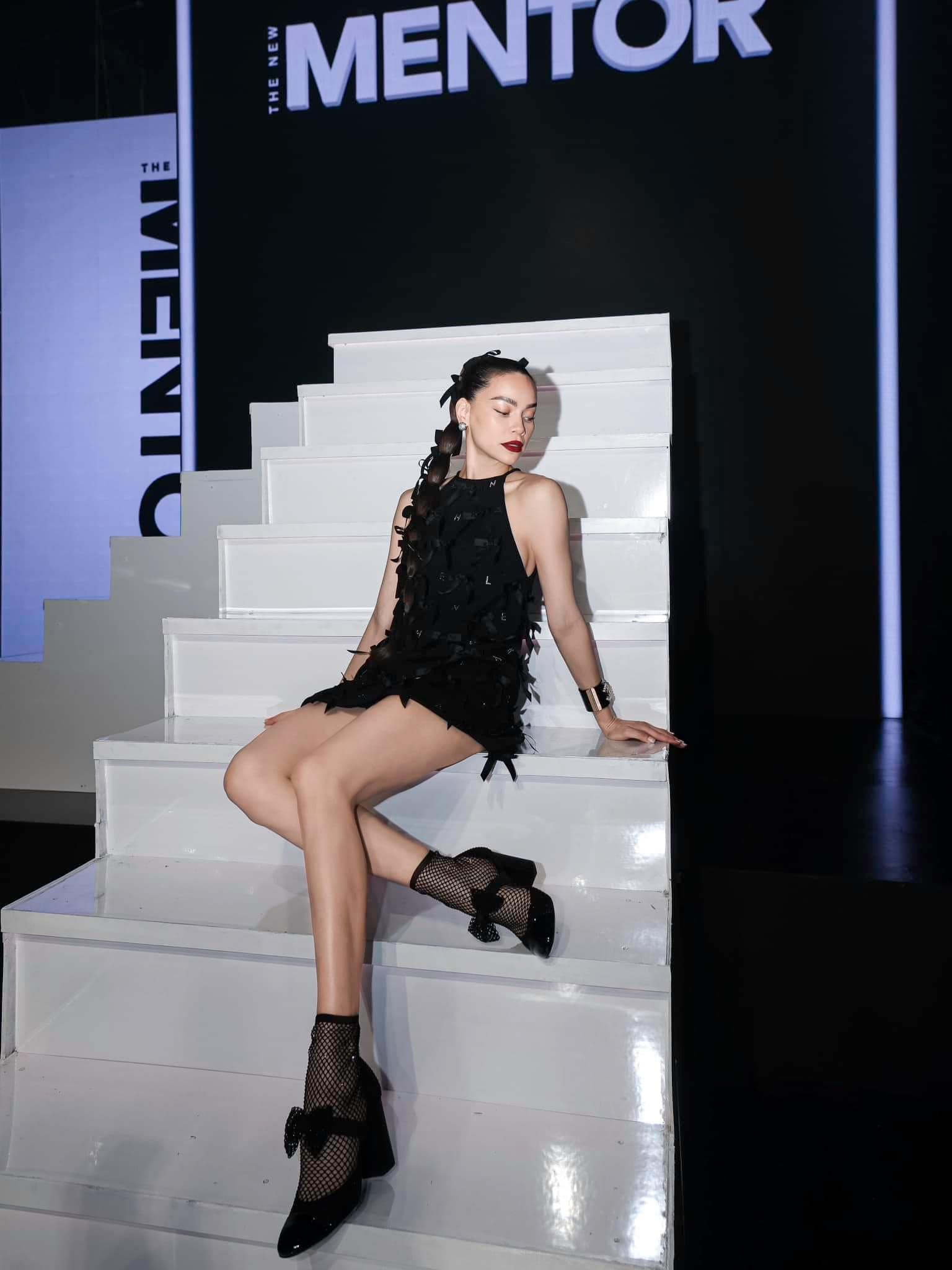 Hà Hồ tại The Mentor: Diện cây Chanel hơn 300 triệu, đụng hàng bất phân thắng bại với Hà Tăng-3