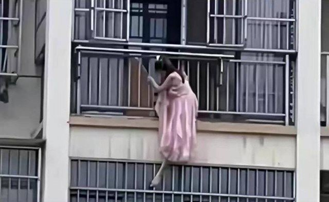 Cái kết bẽ bàng cho người phụ nữ trèo ra ban công trốn vợ của người tình-1